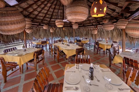 Bahia Cartagena, Restaurant