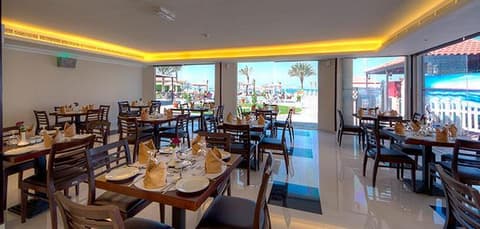Ajman Beach Hotel, Restaurant