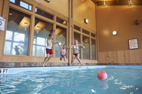 Grouse Mountain Lodge, Pool