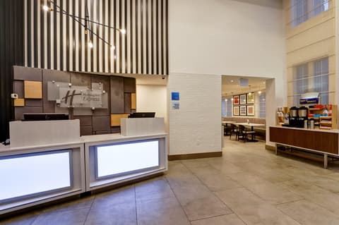 Holiday Inn Express Whitby Oshawa, Lobby