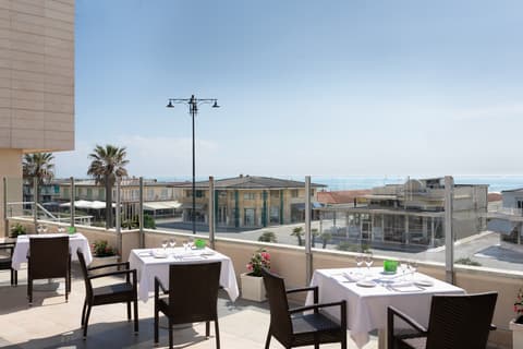 Sina Astor, Restaurant