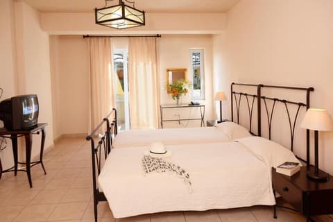 Lambrinos Suites, Room