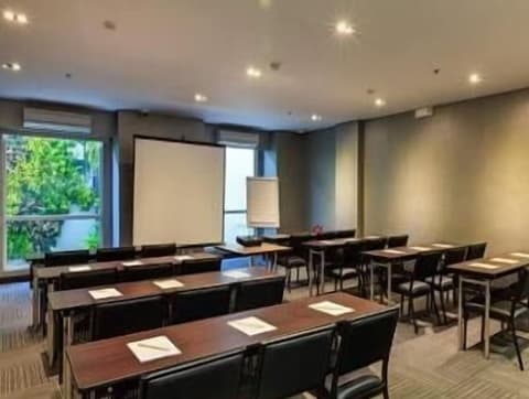 Microtel By Wyndham Acropolis, Conferences