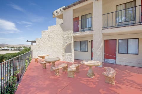 Super 8 By Wyndham Barstow, General view