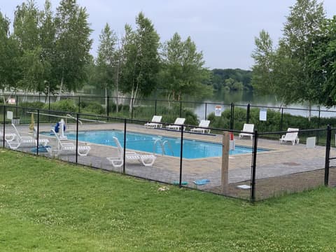 The Lakeside Inn, Pool