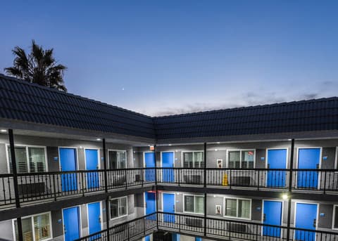 Hollywood Inn Express LAX, General view