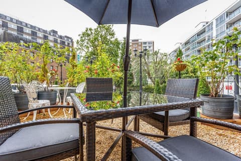 London Elizabeth, Restaurant