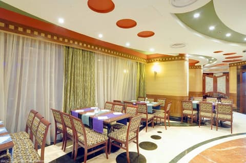Leader Al Muna Kareem Hotel, Restaurant