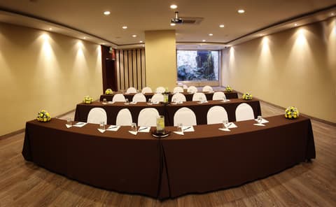 Reina Isabel, Conferences