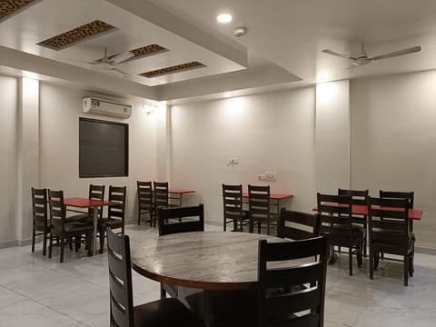 Airport Hotel Mayank Residency, Restaurant