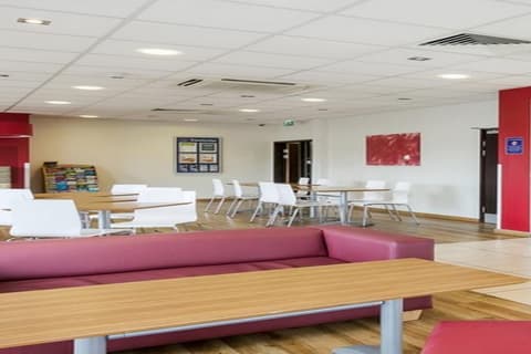 Travelodge Camberley Central, Lobby