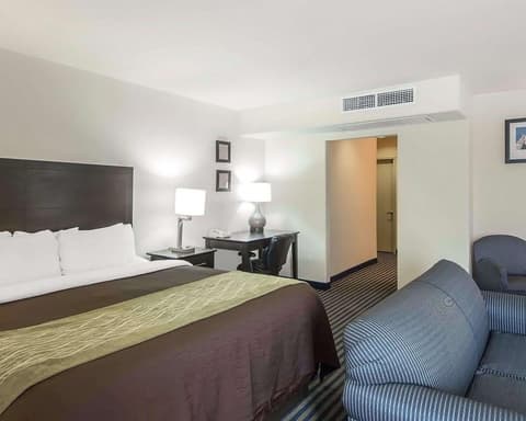 Quality Inn Tulsa-Downtown West, Room