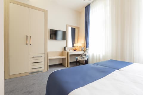 Five Points Square - City Center, Room