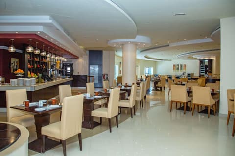 Al Hamra Residence, Restaurant