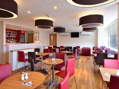 Travelodge London Raynes Park, Restaurant