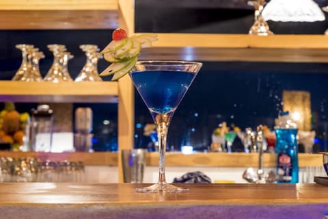 Azur Paradise, Bar