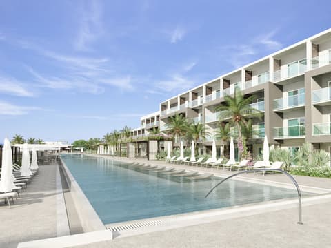 Gran Muthu Rainbow, Pool