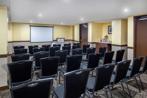 La Quinta Inn Suites By Wyndham Oshawa, Conferences