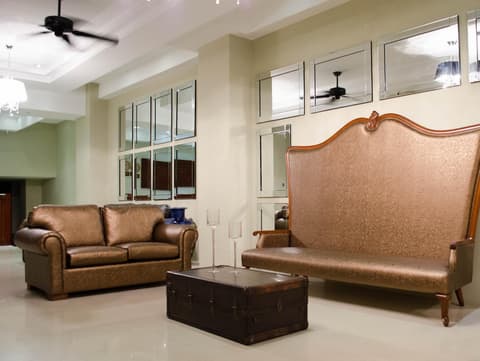 Ritz Hotel Angeles, Lobby