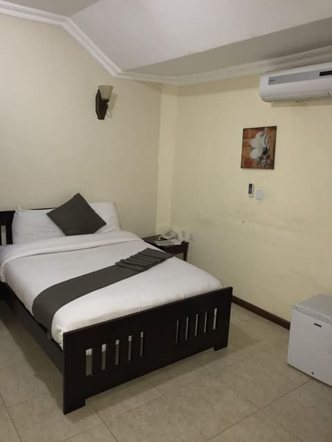 Crystal Rose Ambassador Hotel, Room