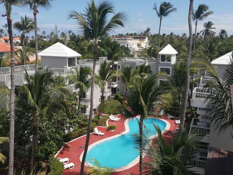 SOL CARIBE SUITES DELUXE Beach Club and Pool, General view