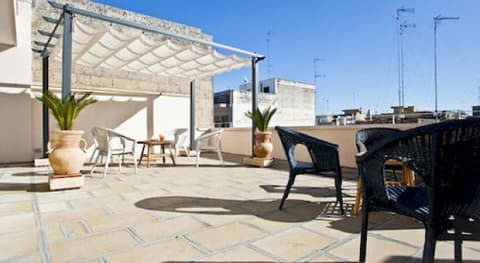 IL CORTILE DELLE ESPERIDI, 