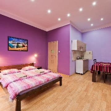 QUEENS APARTMENTS & HOSTEL 70S, 