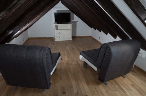 GOTHIC PALACE AUGUBIO, 