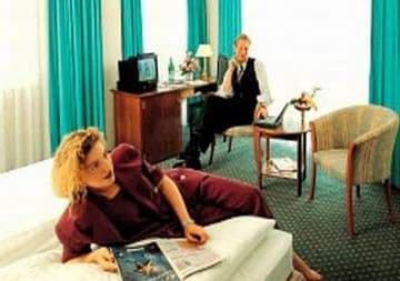 QUALITY HOTEL DRESDEN WEST, 