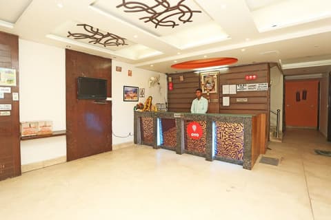 OYO 9726 HOTEL AURA PALACE DELUXE, 