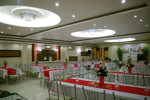 THE RED PALM SUITES AND RESTAURANT, 