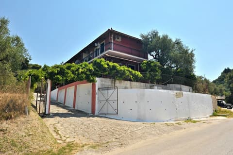 STUDIOS DIMITRIS GIATRAS, 