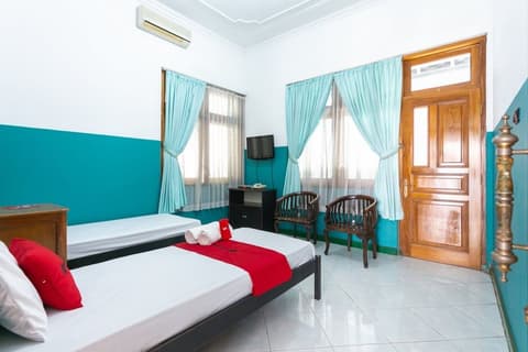 REDDOORZ SYARIAH NEAR ALUN ALUN MAGELANG, 