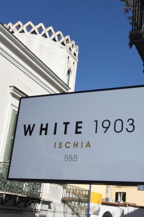 White 1903 - Rooftop Pool & Luxury Rooms, 