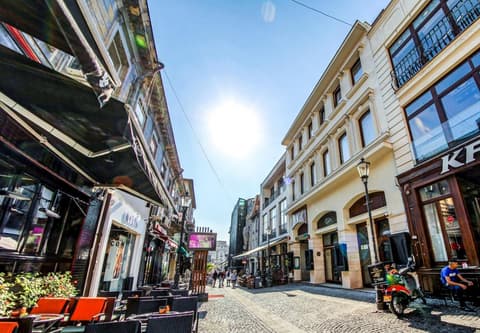 New Era Hotel Old Town Party Zone Bucharest- parking with fee nearby - NOT at the hotel !, 