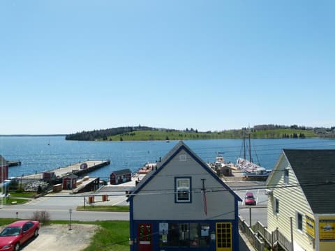 Sail Inn Lunenburg, 