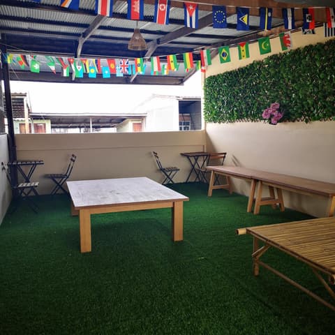 D​ Luck​ Hostel, 