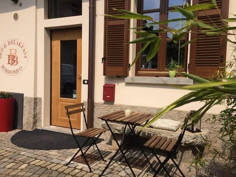 Borromeo Rooms Bed & Living, 