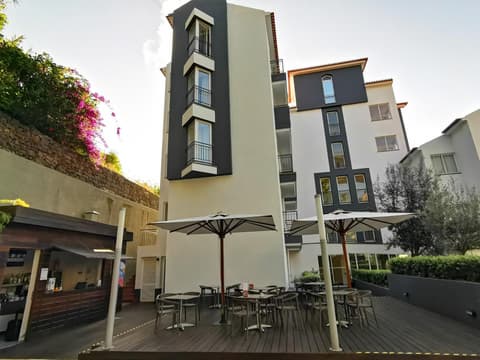 Santa Cruz Village Hotel, 