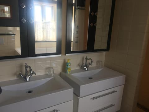 Luc's Place, jaccuzi, waterbed, 