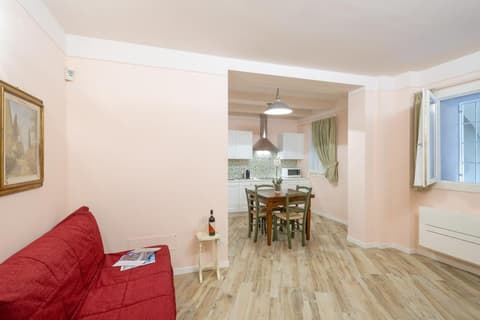 Charming apartment in Lastra a Signa with included parking, 