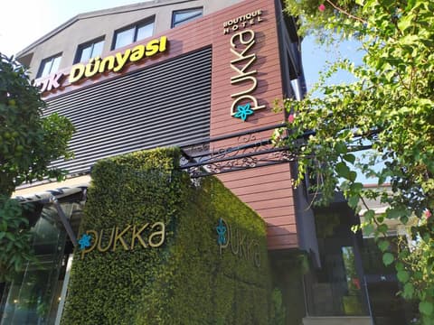 Pukka Hotel, 