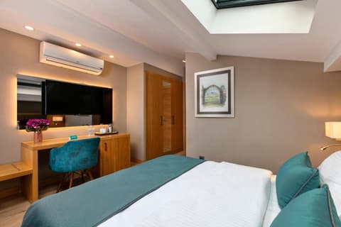 Pukka Hotel, 