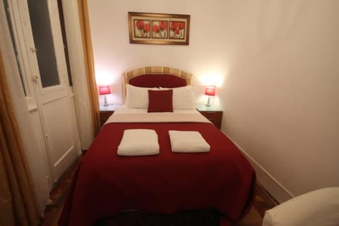Bordeaux M1 R3 - Nice & Comfortable Double Room with Private Patio & Shared Bathroom, 
