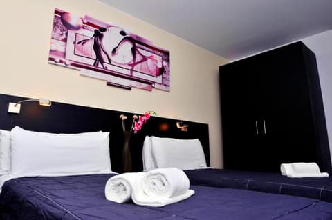 6 Bis HOTEL, 