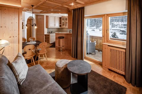 Suites Hotel Garden, 