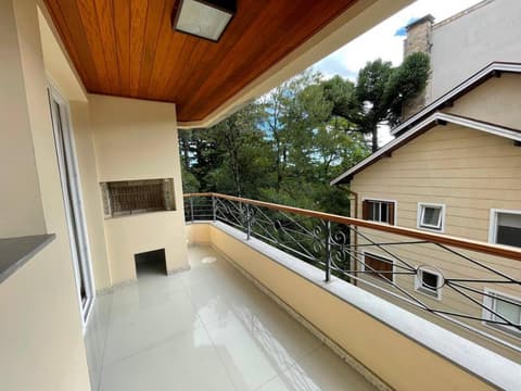 Novo e no centro de Gramado, 