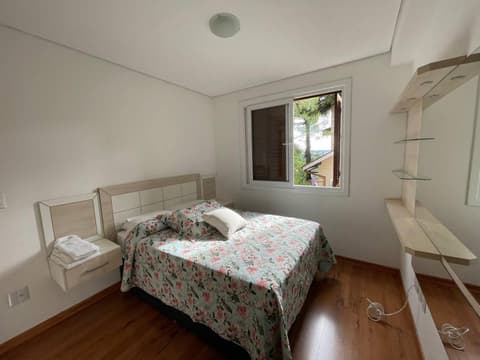 Novo e no centro de Gramado, 