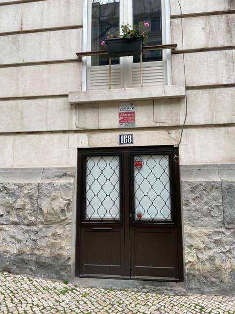 Bordeaux M1 R3 - Nice & Comfortable Double Room with Private Patio & Shared Bathroom, 