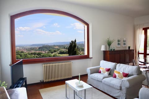 Villa Donatelli - Spacious Panoramic Villa, Perfect for Visiting Tuscany, 